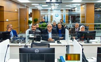 محافظ الإسكندرية يُدير غرفة "إدارة الأزمات" من داخل مركز السيطرة للتعامل مع تقلبات الطقس