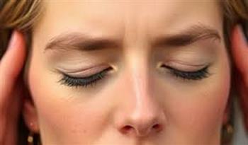 دراسة تؤكد.. إغلاق عينيك لا يحسن السمع كما تعتقدين