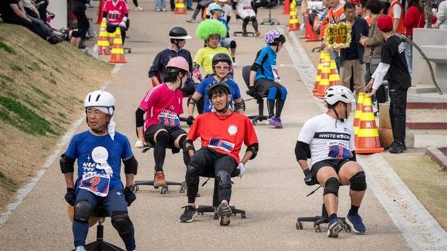 الموظفون في اليابان يتنافسون في سباق كراسي المكاتب