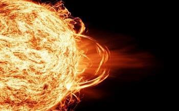 رصد توهج من الفئة العليا على الشمس.. كيف تتأثر الأرض؟