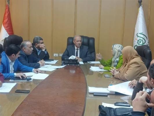 سكرتير عام محافظ الفيوم يناقش أعمال رفع كفاءة وصيانة الطرق 