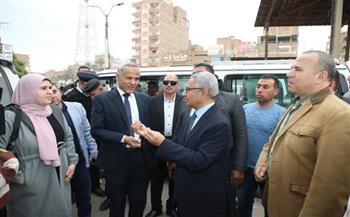 محافظ بني سويف يتفقد موقف الواسطى ويضبط مخالفة أجرة وخط سير خلال جولته الميدانية