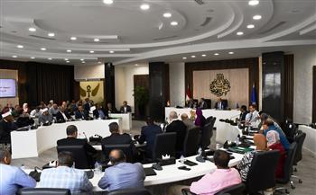 محافظ أسوان يوجه بتقديم كافة التيسيرات لإنهاء ملفات التقنين للمواطنين وفقا للقانون