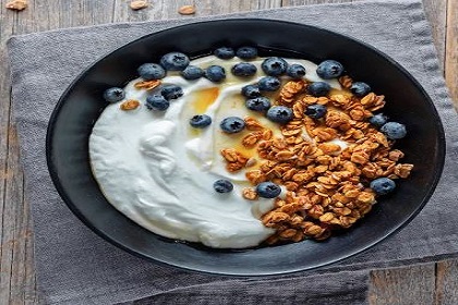 قهوة بالزبادي.. تريند جديد يجتاح المنصات هل هو كنز صحي أم خدعة غذائية؟ 