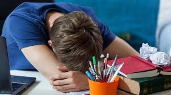 كيف يساهم النوم في تحسين الأداء الدراسي لدى الطلاب في مختلف المراحل التعليمية؟ 