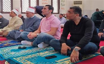 محافظ البحر الأحمر ووزير الرياضة يؤديان صلاة الجمعة بمصلى المدينة الشبابية   