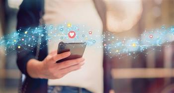 سمات تميز النساء اللاتي تتصفح منشوراتهن القديمة على منصات السويشيال ميديا