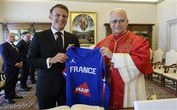 ماكرون يهدي بابا الفاتيكان قميص منتخب فرنسا لكرة السلة موقعا من اللاعبين 