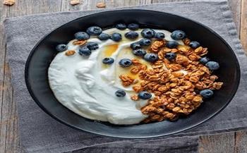 قهوة بالزبادي.. تريند جديد يجتاح المنصات هل هو كنز صحي أم خدعة غذائية؟