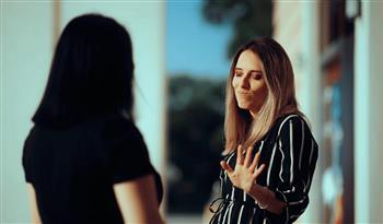 خلف الابتسامة الهادئة.. كيف تكتشفين النوايا الخفية في علاقاتك اليومية؟