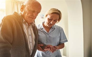 اليوم العالمي للتوعية بمرض الشلل الرعاش.. نصائح للتعامل مع مرضاه من كبار السن