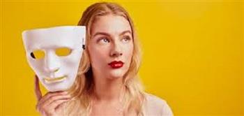 ليس كل لطف حقيقي... كيف  تكتشفين النفاق من أول لقاء؟