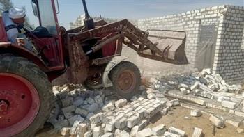 إزالة فورية لمنزل مبنى بالبلوك بدون ترخيص في حي الكوثر بسوهاج 