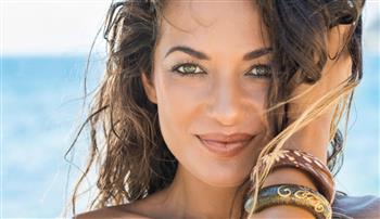 صفات في شخصية المرأة تزيد من جاذبيتها الطبيعية.. منها روح الدعابة 