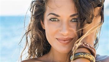 صفات في شخصية المرأة تزيد من جاذبيتها الطبيعية.. منها روح الدعابة 