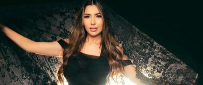 جنات بإطلالة راقية باللون الأسود