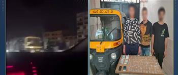 القبض على 3 عاطلين بتهمة ترويج المخدرات داخل “توك توك” بالجيزة