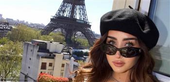 هنا الزاهد تتألق بإطلالة كلاسيكية ساحرة أمام برج إيفل