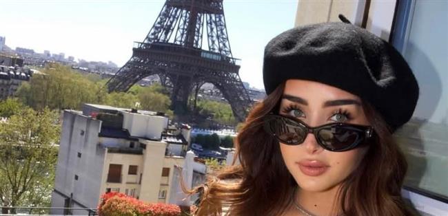 هنا الزاهد تتألق بإطلالة كلاسيكية ساحرة أمام برج إيفل