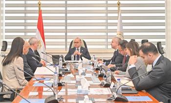 وزير الاستثمار يبحث مع مسؤولي شركة "ألستوم" سبل توطين صناعة النقل 