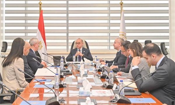 وزير الاستثمار يبحث مع مسؤولي شركة "ألستوم" سبل توطين صناعة النقل 