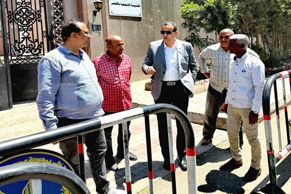 رئيس مدينة الأقصر يتفقد أعمال النظافة ورفع الإشغالات بمحيط الكنائس 