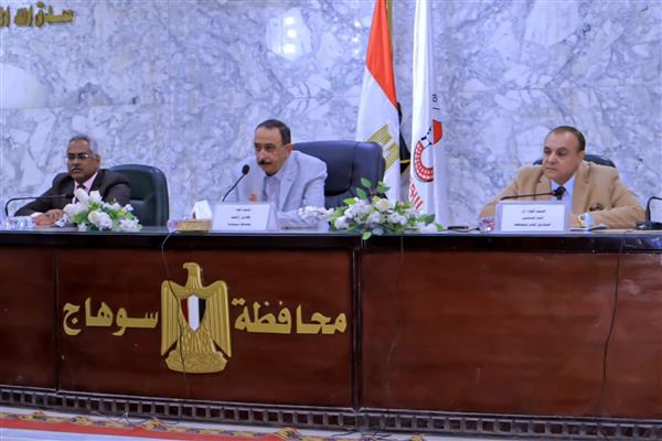 محافظ سوهاج يعقد اجتماعاً لبحث استعدادات المحافظة لتنفيذ الموجة 29 لإزالة التعديات 
