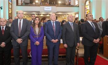 وزير الطيران المدني يهنئ البابا تواضروس الثاني بعيد القيامة المجيد