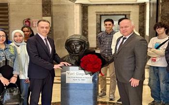 زهور روسية أمام تمثال يوري جاجارين بالقاهرة