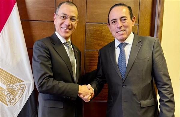 سفير مصر ببوليفيا يبحث مع محافظ لاباز تنظيم فعاليات ثقافية وسياحية 