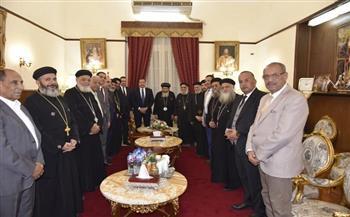 محافظ بورسعيد يزور "الكاتدرائية" ويقدم التهنئة للأنبا تادرس مطران بورسعيد بعيد القيامة المجيد 