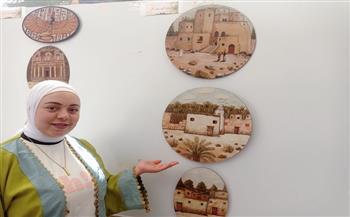 ألوان الرمال والخط العربي تتصدر إبداعات فناني الوادي الجديد في معرض "تجربة شخصية" 