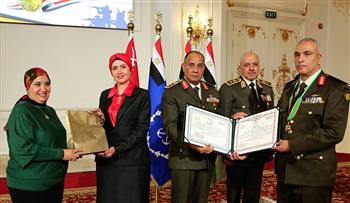 الفريق أشرف سالم زاهر القائد العام للقوات المسلحة وزير الدفاع والإنتاج الحربى يكرم عدداً من القادة 