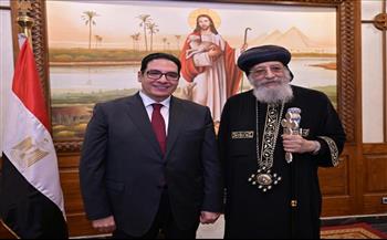 رئيس جامعة القاهرة يزور البابا تواضروس الثاني للتهنئة بعيد القيامة المجيد