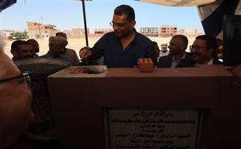 بالجهود الذاتية.. محافظ البحر الأحمر يضع حجر أساس مركز بدر الإسلامي بالقصير 