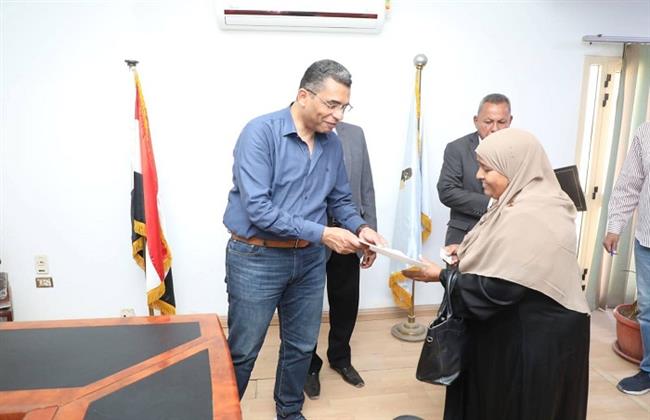 بعد سنوات من الانتظار.. محافظ البحر الأحمر يسلم عقود 493 وحدة سكنية لمستحقيها بالقصير