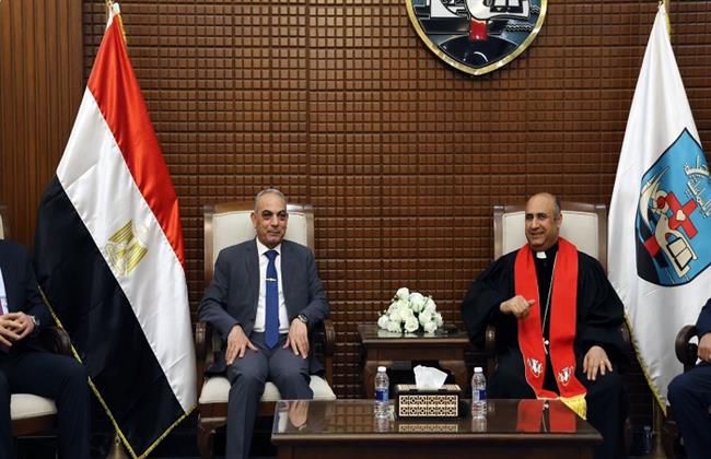 محافظ الإسماعيلية يزور كنائس المحافظة ويهنئ الأقباط بعيد القيامة