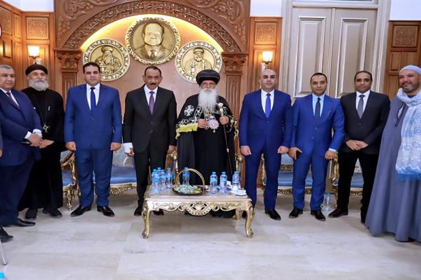 محافظ سوهاج يختتم جولته بتهنئة الأقباط بمطرانيات طهطا وطما 