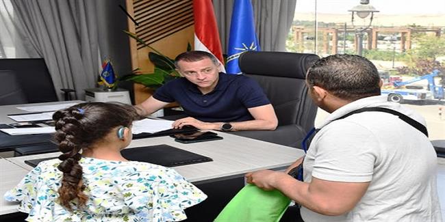 محافظ أسوان يواصل لقاءاته الجماهيرية الأسبوعية بالإستماع لمطالب وشكاوى المواطنين 