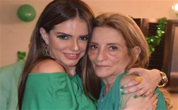 دنيا عبد العزيز تحيي ذكرى وفاة  والدتها 