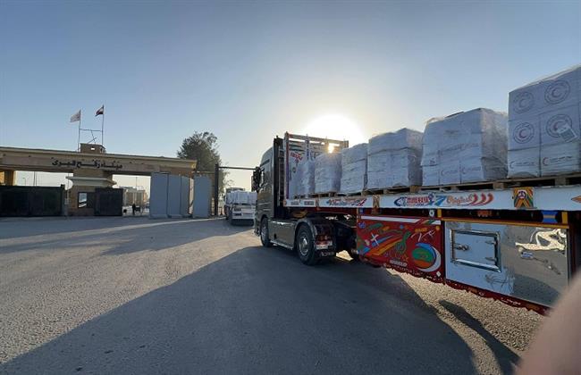 الهلال الأحمر المصري يدفع بأكثر من 5.060 طنًا من المساعدات الإنسانية إلى الفلسطينيين عبر «زاد العزة» الـ175 