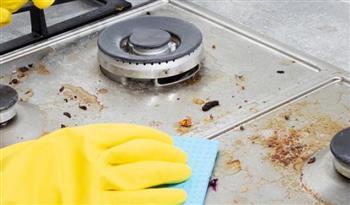 للتخلص من الدهون اللزجة على سطح الموقد بسهولة.. اتبعي تلك الطرق