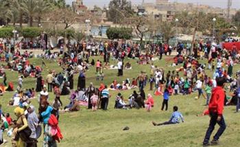 إقبال المصريين على حديقة الأزهر للاحتفال بشم النسيم