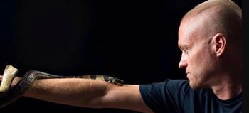 أمريكي يتعرّض لـ200 لدغة أفعى سامة من أجل ابتكار مصل مضاد