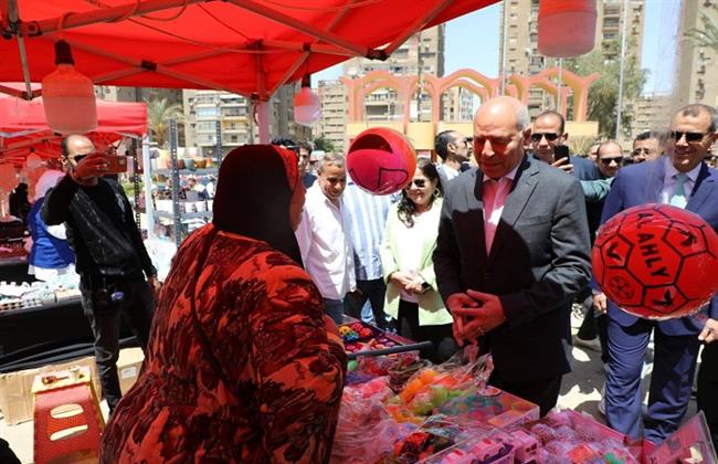 محافظ القاهرة يوزع الورود والحلوى على المواطنين احتفالًا بشم النسيم