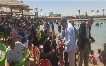 رئيس مدينة الغردقة يتفقد الشواطئ والمتنزهات لتهنئة الزوار والاطمئنان على سبل الراحة والأمان 
