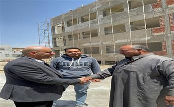 وزير العمل يلتقى بعمالة غير منتظمة في قلب مواقع الإنشاءات 