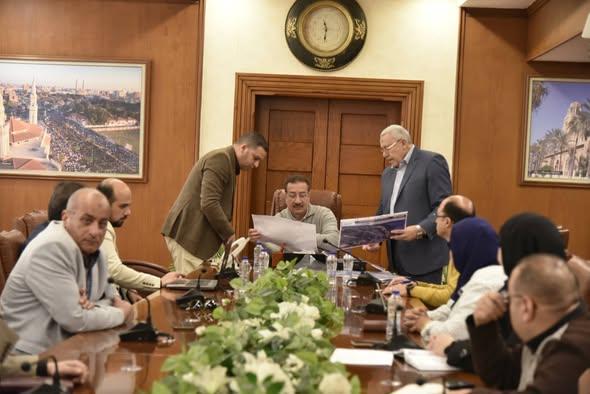 محافظ بورسعيد يستعرض تصورًا متكاملًا لتطوير ساحة مجمع المطاعم و محيط مكتبة مصر العامة 