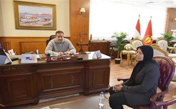 محافظ بورسعيد يستقبل إحدى المواطنات ويوجه بحل مشكلاتها و صرف مساعدة مالية فورية لتخفيف الأعباء المعيشية