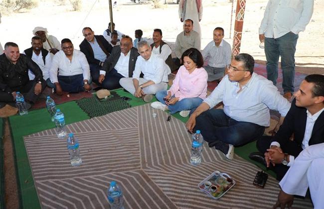 محافظ البحر الأحمر  يجلس مع أهالي جبل علبة في قلب المحمية يستمع لمطالب الأهالي وتوجيهات فورية لتحسين حياتهم